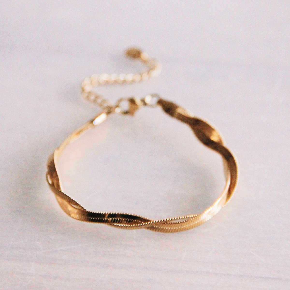 GEVLOCHTEN ARMBAND GOUD